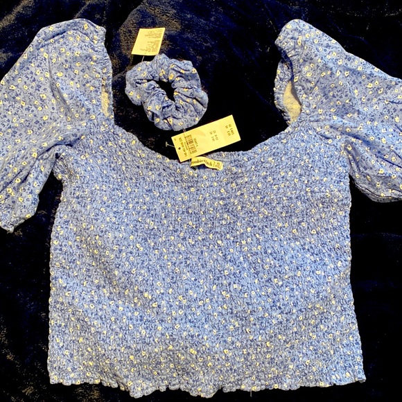 Abercrombie & Fitch Tops - Abercrombie smocked top with ponytail